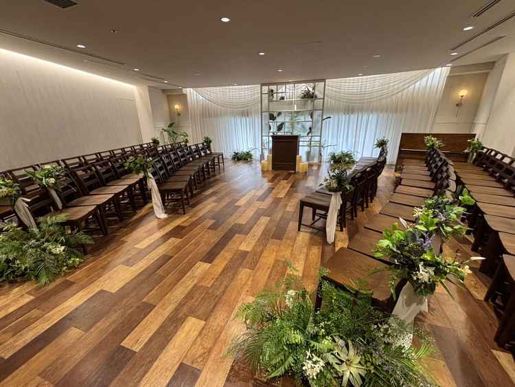 挙式会場です。ゲストの方と距離が近くアットホームな式に！