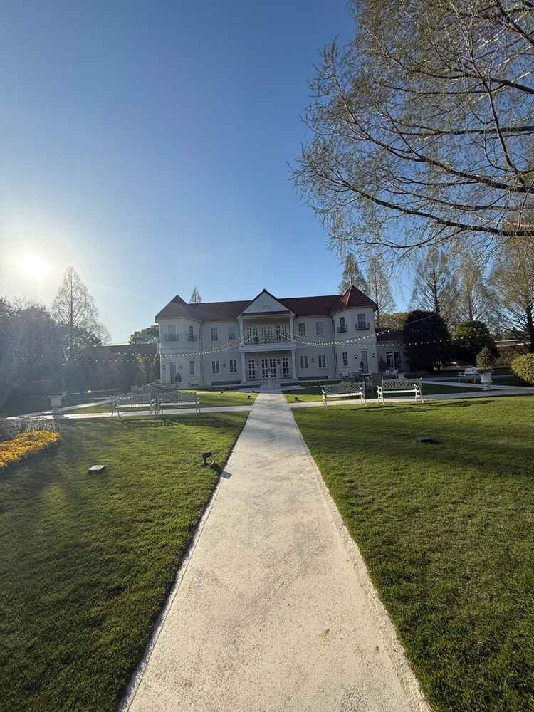 入り口から見た式場の外観写真。海外ぽいお洒落な雰囲気で予想外の良さでした。