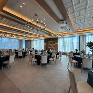 綺麗で窓のバランスもよくおしゃれな披露宴会場