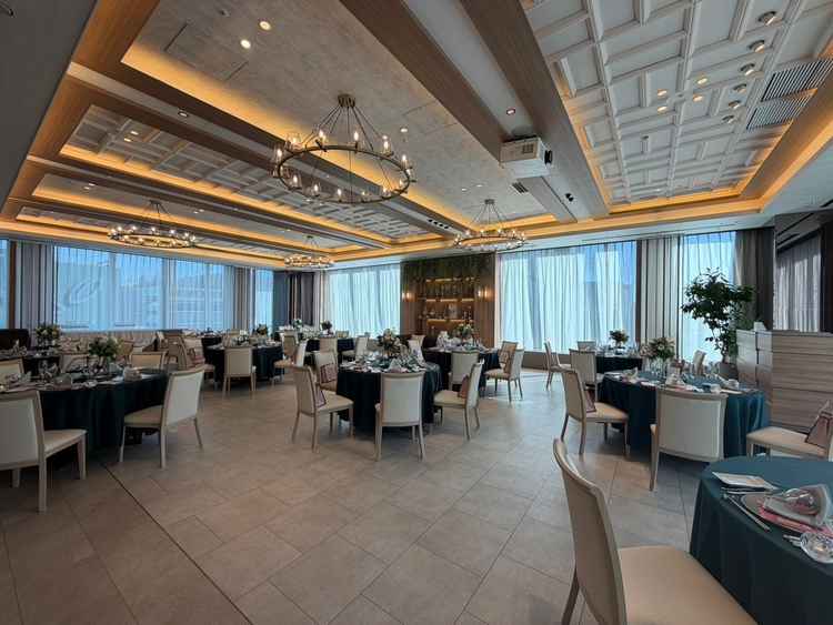綺麗で窓のバランスもよくおしゃれな披露宴会場