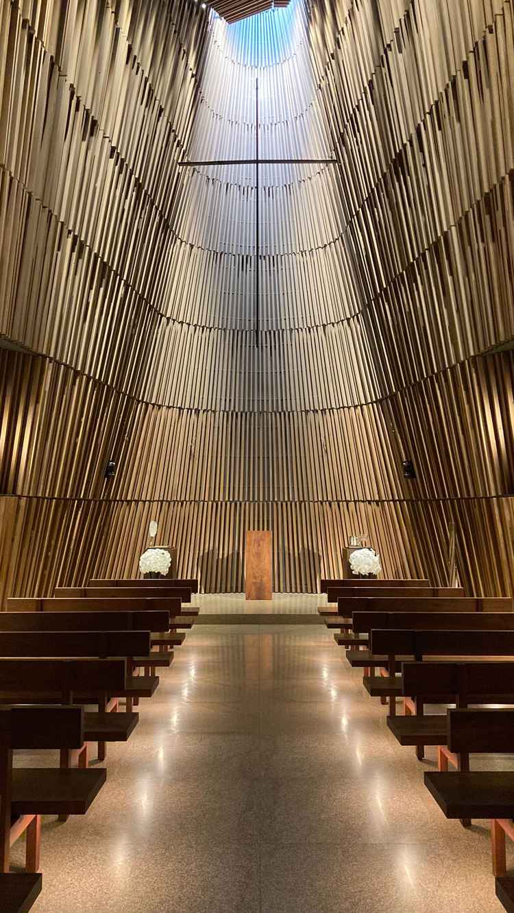 チャペルです。建築物がとても綺麗で、写真映えするようなチャペルでした！