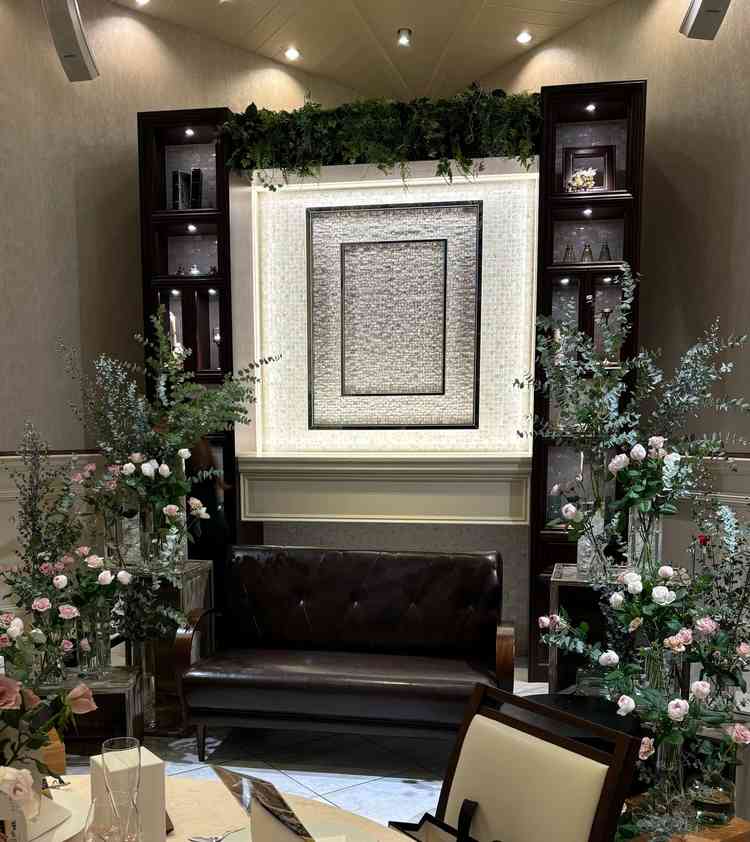 披露宴会場で新郎新婦が着座する場所。お花の装飾が華やかでした。好みでアレンジすることも可能だそうです