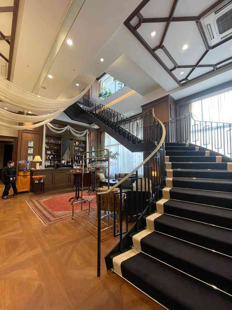 披露宴会場前のホールです。バーやチェス台、ソファもありリラックスもできる場所だと感じました。