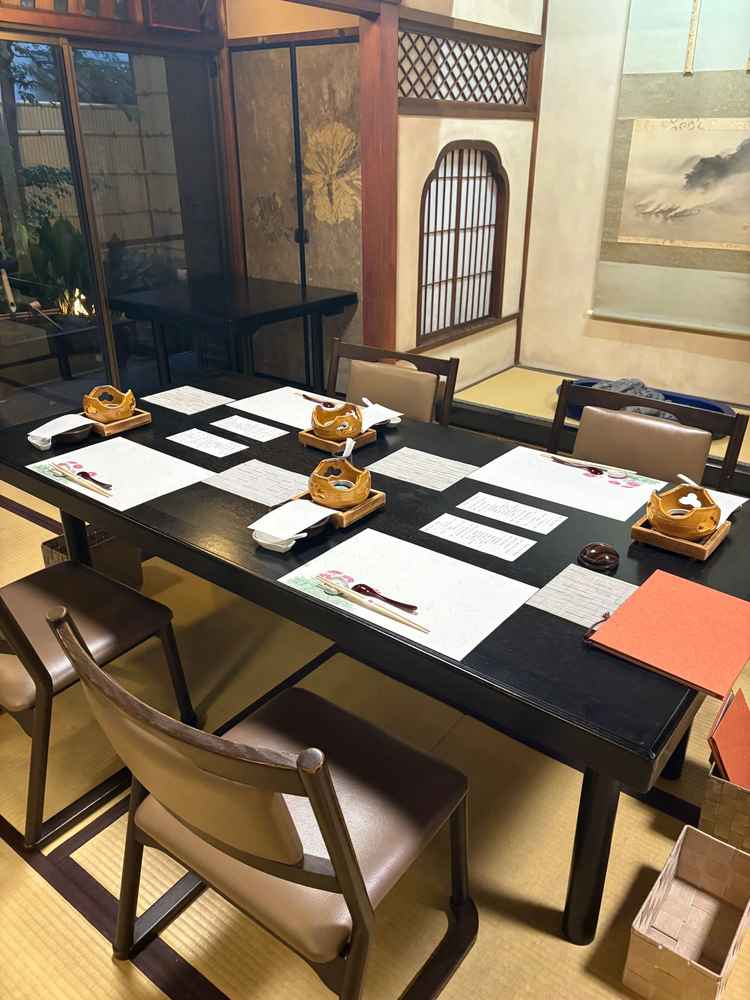 見学当日はレストラン予約が入っていたため、宴会席のセットがされていた。披露宴会場では白い布を被せる。