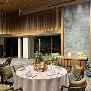 緑が感じられる披露宴会場。外には植えられている木を眺められ、カジュアルの中にも自然を感じられる。