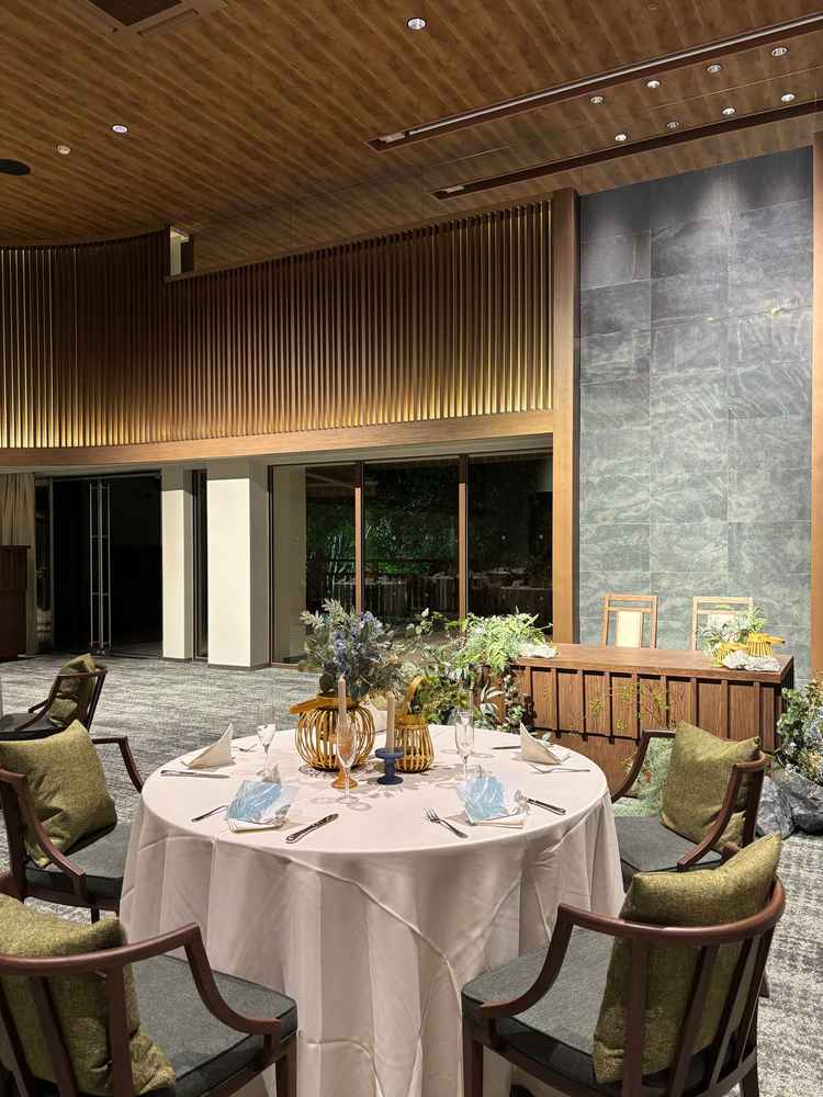 緑が感じられる披露宴会場。外には植えられている木を眺められ、カジュアルの中にも自然を感じられる。