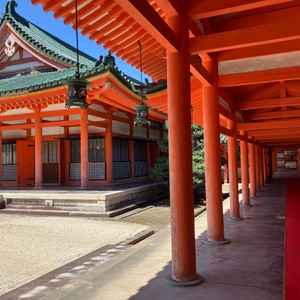 挙式会場。中を見ることはできなかったが、挙式をされていたので、神社特有の音楽を聞くことができた。