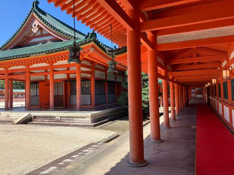 挙式会場。中を見ることはできなかったが、挙式をされていたので、神社特有の音楽を聞くことができた。