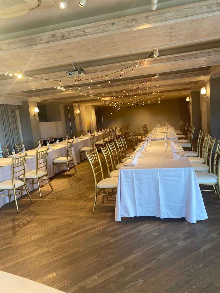 披露宴会場は大きすぎず小さすぎず、ちょうど良いサイズ感でした。