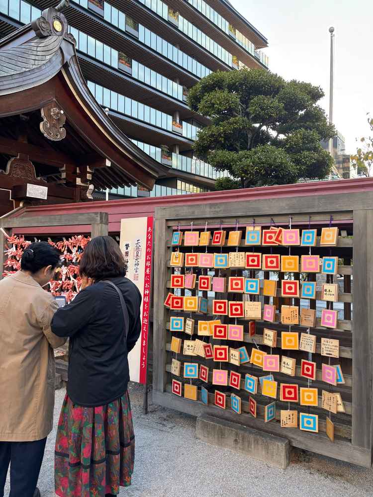 絵馬がカラフルで可愛らしい印象です