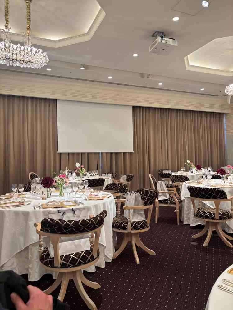 披露宴会場では実際のセッティングを見ることができました