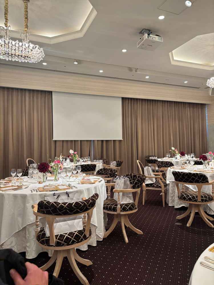 披露宴会場では実際のセッティングを見ることができました