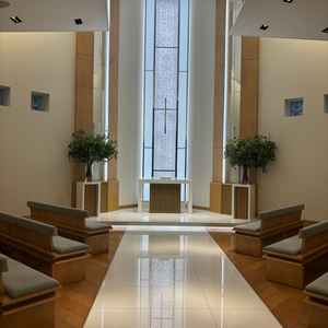 チャペル。とてもシンプルだが、正面のクリスタルが煌めいていて、新郎新婦が映えるつくりだと感じた。