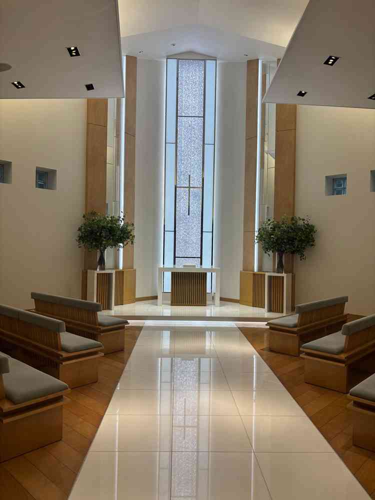 チャペル。とてもシンプルだが、正面のクリスタルが煌めいていて、新郎新婦が映えるつくりだと感じた。