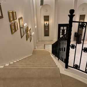 披露宴会場の階段の写真。幅が広く、ドレスがよく映えるようになっていました。