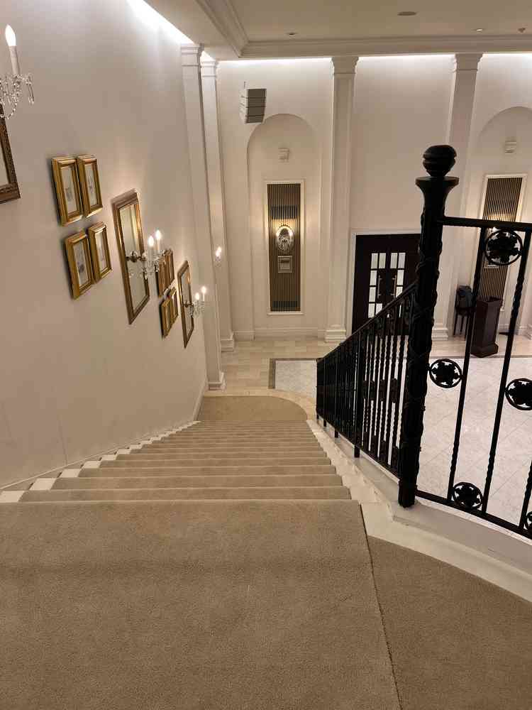 披露宴会場の階段の写真。幅が広く、ドレスがよく映えるようになっていました。