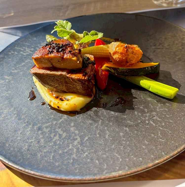 柔らかな肉料理を、美しく上品に仕上げた贅沢な一皿。