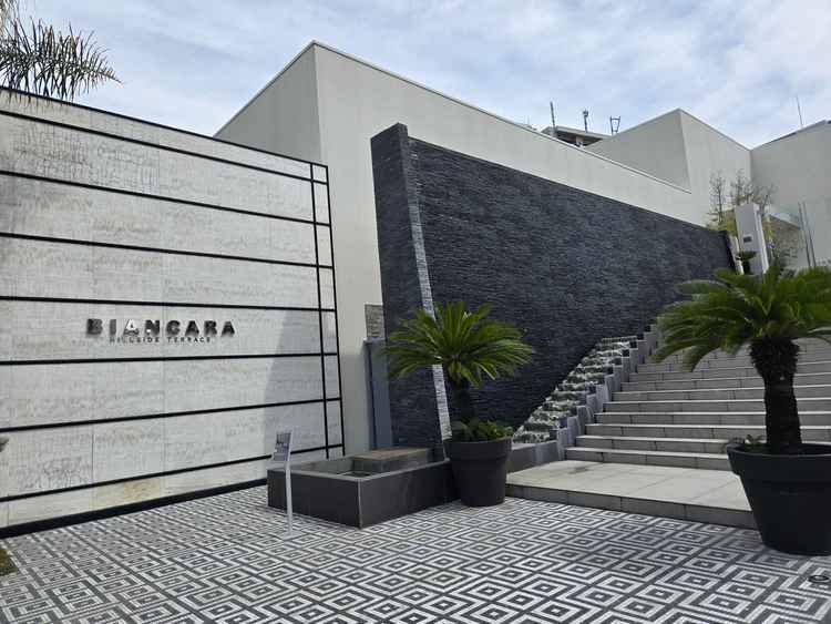 エントランス。洗練されたデザインで、眼を引く外観です。