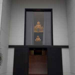 大きなチャペルの入り口とシャンデリアに圧倒されました。