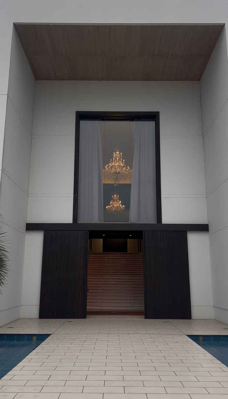 大きなチャペルの入り口とシャンデリアに圧倒されました。