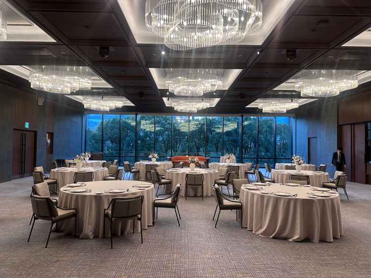 落ち着いた雰囲気で大人っぽく素敵でした。PARCOやキタムラの看板が見えるのが少し残念でした。