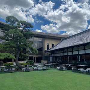 広大なテラスが一望できる