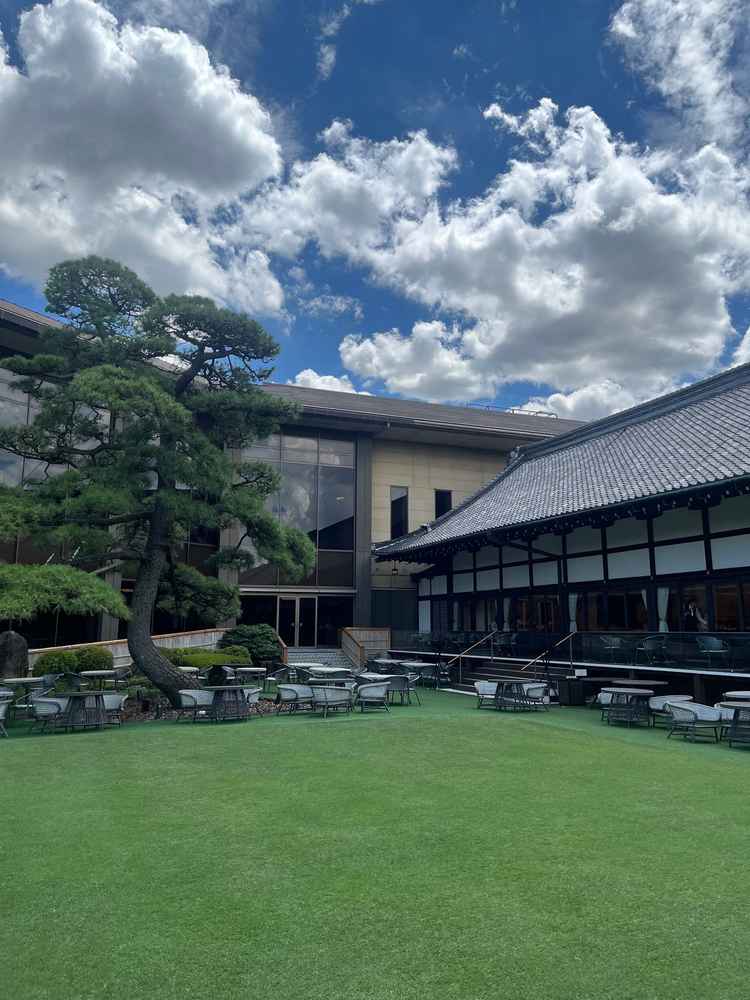 広大なテラスが一望できる