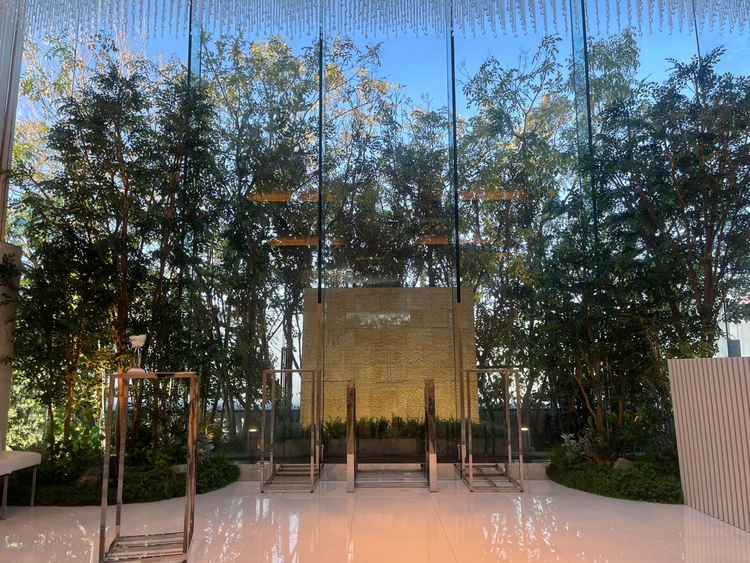 挙式会場は3階にあるが、天井は実質4階に位置する高さで、開放感があり、光が綺麗に差し込んでいる。