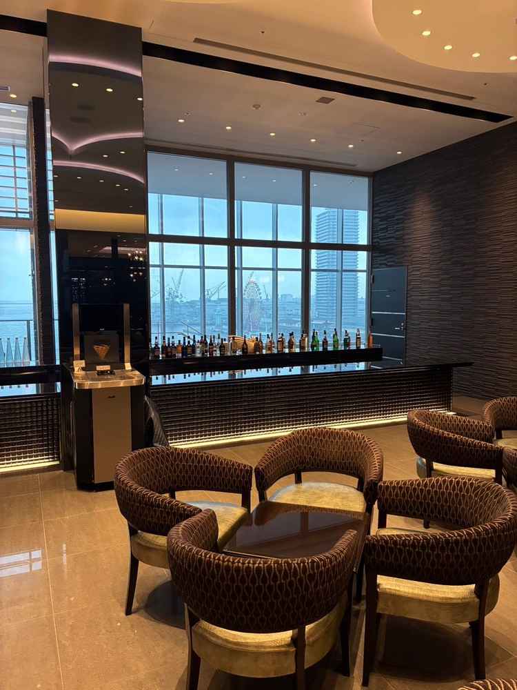 ゲストの待合室。神戸港を見ることができ、お酒も飲めるようになっています。