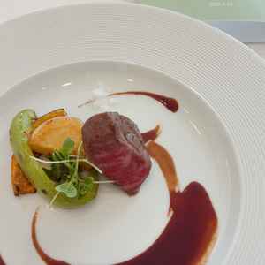 国産フィレ肉と糸島のお野菜を使った1品を堪能。お肉はもちろんのこと、お野菜も甘くとても美味い料理
