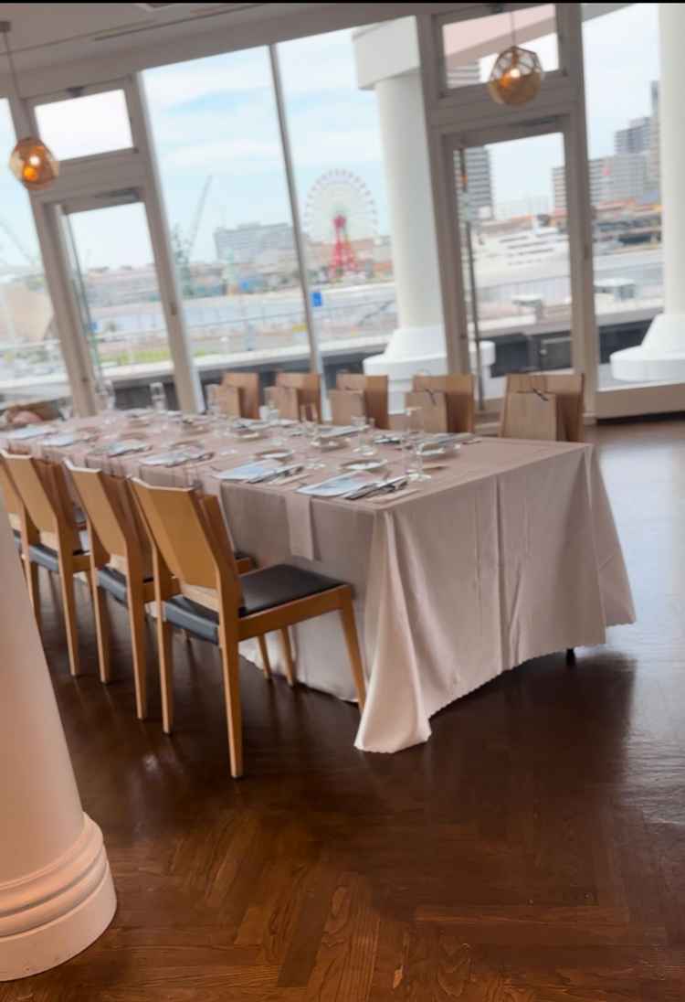 披露宴会場からも神戸の街並み、海が一望できる。素敵！