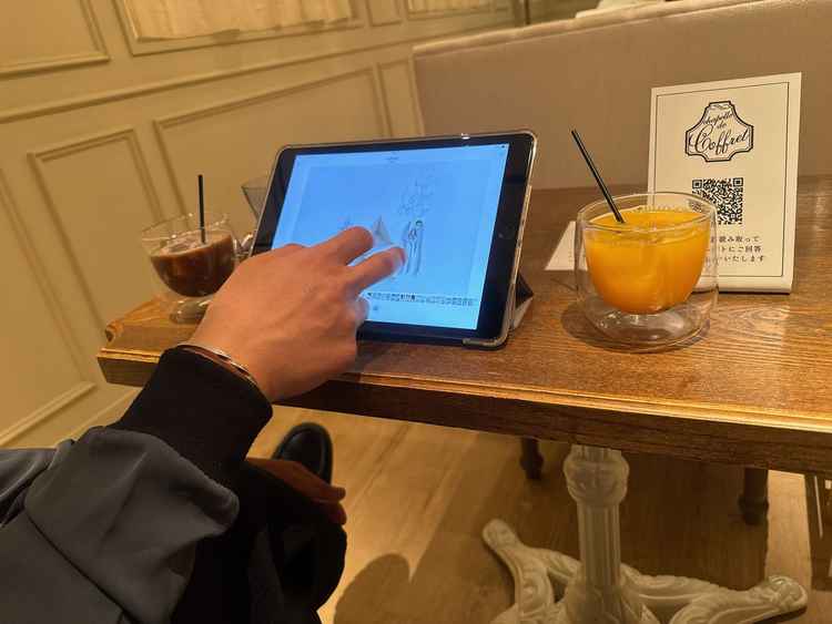 待合室。待ち時間はタブレットでお写真や動画を見せてくださいました。