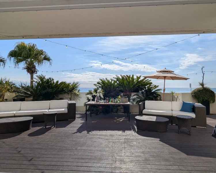 ロビーの雰囲気。海がなかなか良い。