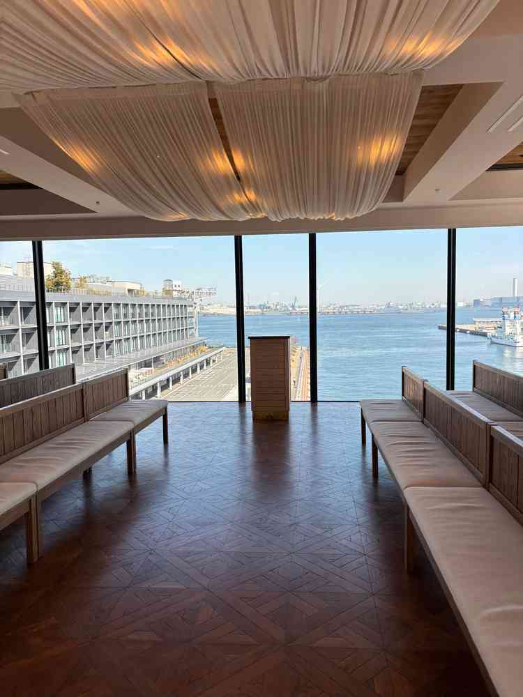 チャペルからもしっかり海が見えました。ゲストの座る席の向きは自分たち好みにカスタマイズできるのも魅力