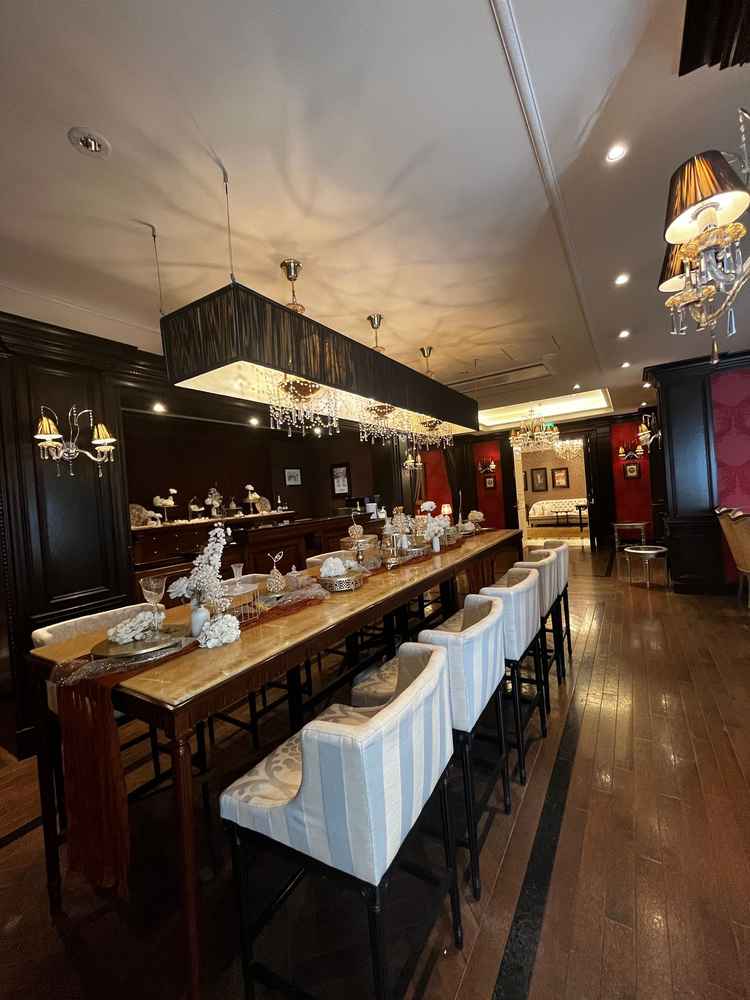 100人が入っても広く感じる、グループ毎に仕切られてる雰囲気の良い参加者待合