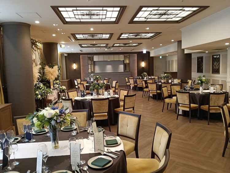 披露宴会場全体写真。和装にも合う木目調の会場です。