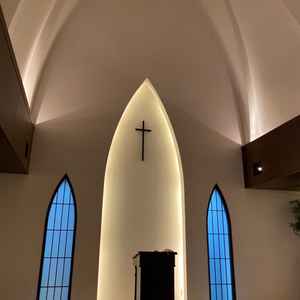 天井が高く、神聖な雰囲気に包まれたチャペルの写真。