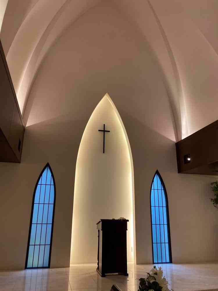 天井が高く、神聖な雰囲気に包まれたチャペルの写真。