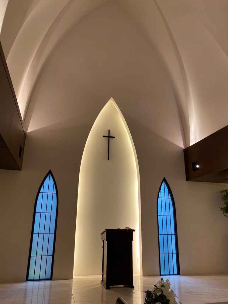 天井が高く、神聖な雰囲気に包まれたチャペルの写真。