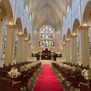 チャペル内の写真。真っ白な壁と真っ赤なバージンロードがとても映えます。