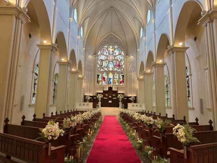 チャペル内の写真。真っ白な壁と真っ赤なバージンロードがとても映えます。