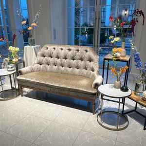 披露宴会場の新郎新婦が座る場所は、ソファやシンプルな椅子など好みのものを選ぶことができます。