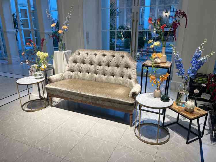 披露宴会場の新郎新婦が座る場所は、ソファやシンプルな椅子など好みのものを選ぶことができます。