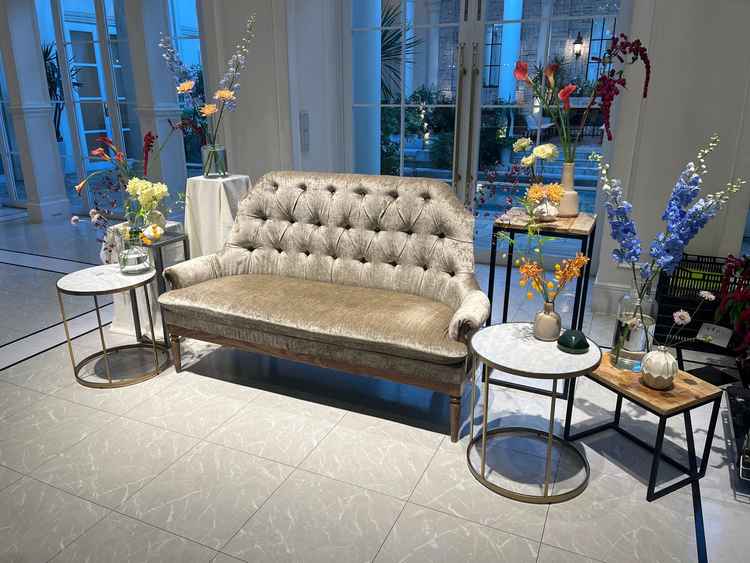 披露宴会場の新郎新婦が座る場所は、ソファやシンプルな椅子など好みのものを選ぶことができます。