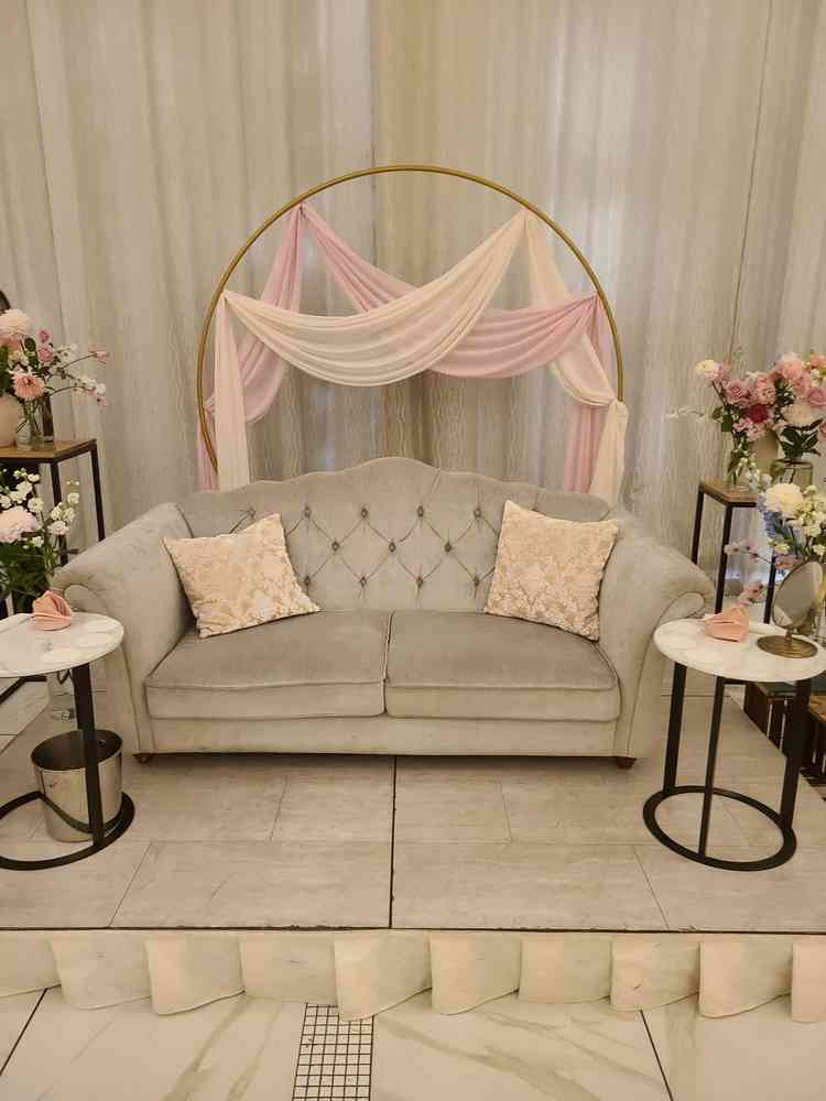 披露宴会場の新郎新婦席