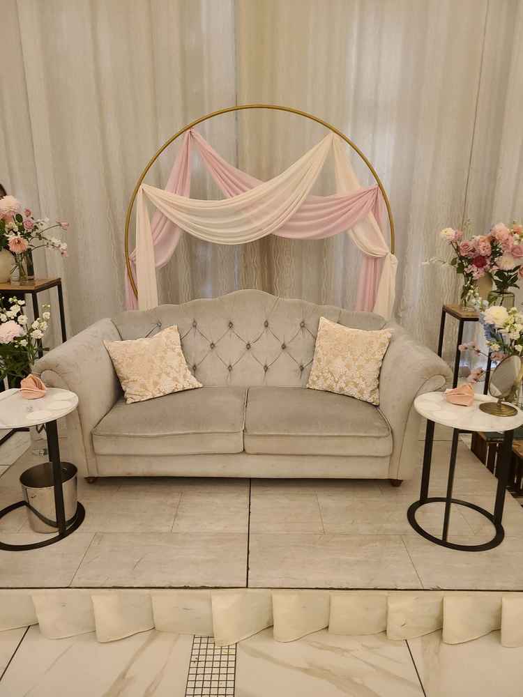 披露宴会場の新郎新婦席