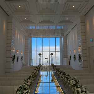 天井の高いチャペルで、自然光も入り、天候や時間帯に左右されることなく挙式を挙げられる。