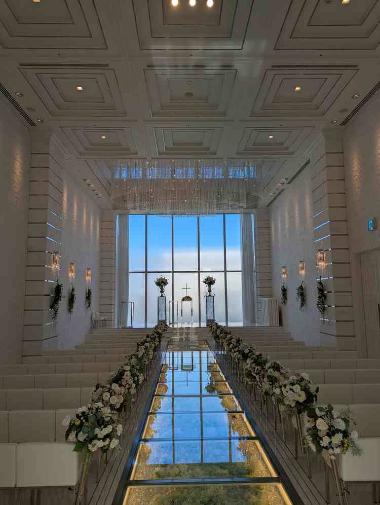 天井の高いチャペルで、自然光も入り、天候や時間帯に左右されることなく挙式を挙げられる。