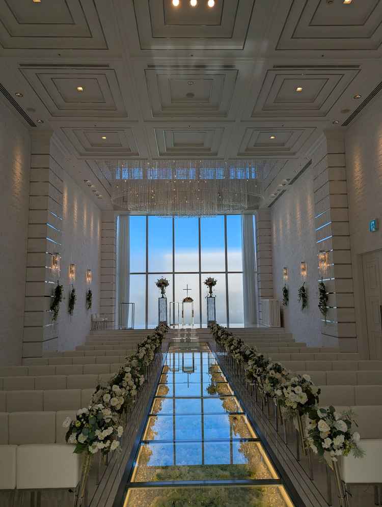天井の高いチャペルで、自然光も入り、天候や時間帯に左右されることなく挙式を挙げられる。