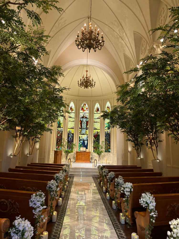 伝統的なステンドグラスと自然が融合したチャペルの写真